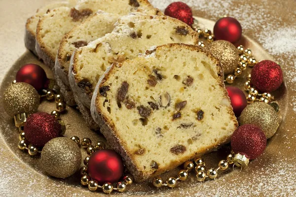 Kuru üzüm ve fındıklı tatil pastası.