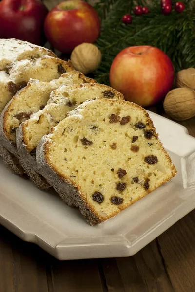 Torta di uvetta tradizionale per Natale con anice, cannella e frutta secca — Foto Stock