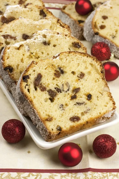 Pastel de vacaciones con pasas y nueces — Foto de Stock