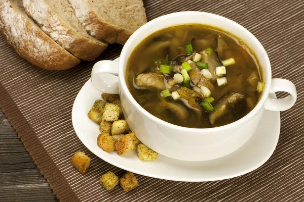 Uma xícara de sopa de cogumelos frescos — Fotografia de Stock