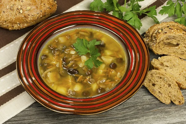 Грибной суп в керамической миске — стоковое фото