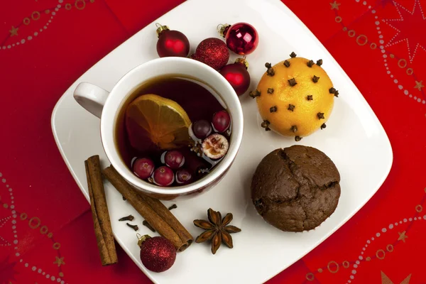 Stilleven met thee mokken en chocolade muffins met decoratie — Stockfoto