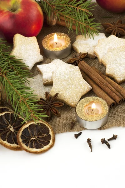 Kerstmis Stilleven met cookies, kaars en specerijen — Stockfoto