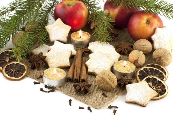 Bodegón de Navidad con galletas, velas y especias — Foto de Stock