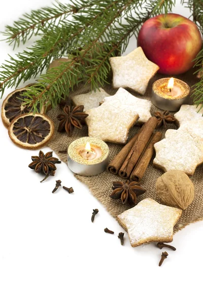 Composizione con biscotti di Natale su sfondo bianco — Foto Stock