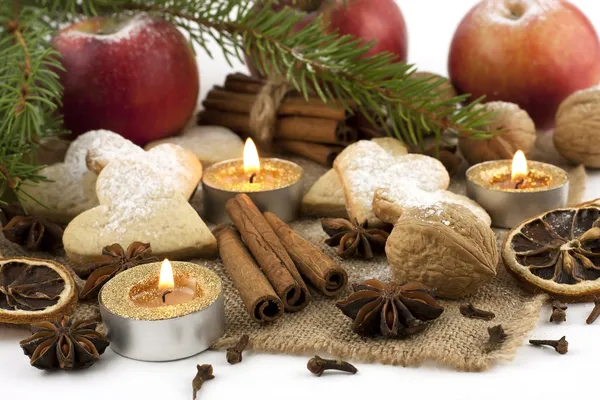 Natura morta di Natale con biscotti, candele e spezie — Foto Stock