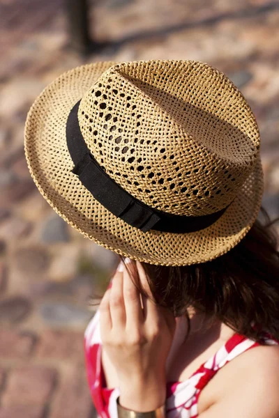 Girl in straw hat on the street — Stock Photo, Image