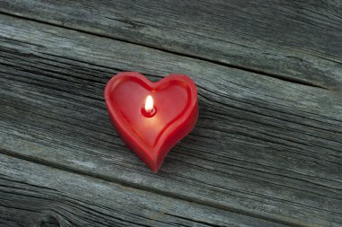 kırmızı mum kalp formu