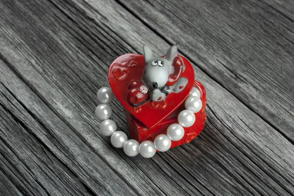 Valentýn dárek ve tvaru srdce box s perlou — Stock fotografie