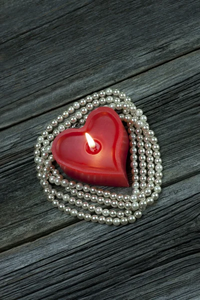 Forma di cuore di candela rossa e collana di perle, San Valentino — Foto Stock