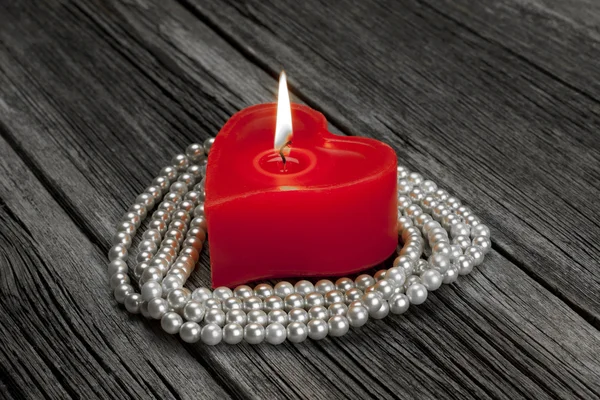 Bougie rouge forme de coeur et collier de perles, Saint Valentin — Photo