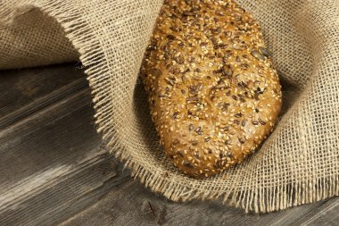 ahşap tahta üzerinde taze pişmiş geleneksel ekmek