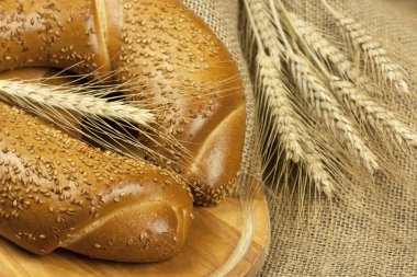 ahşap tahta üzerinde taze pişmiş geleneksel ekmek