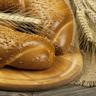 ahşap tahta üzerinde taze pişmiş geleneksel ekmek