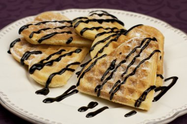 çanak çikolata soslu tatlı gofret Kalpler