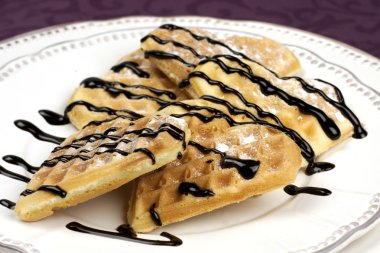 çanak çikolata soslu tatlı gofret Kalpler