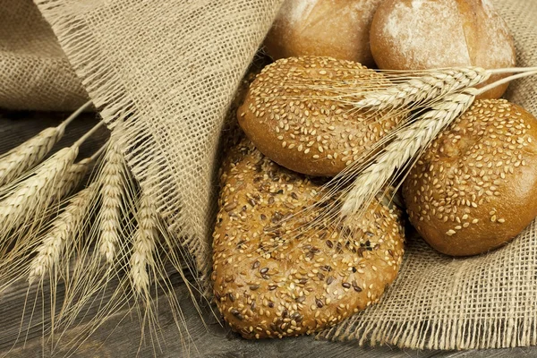 Nybakat traditionella bröd på träskiva — Stockfoto
