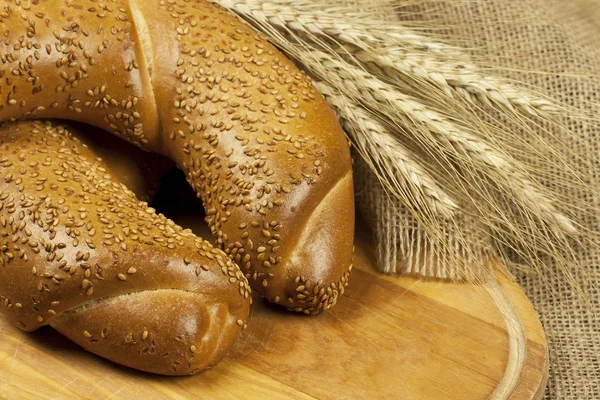 Ahşap tahta üzerinde taze pişmiş geleneksel ekmek — Stok fotoğraf