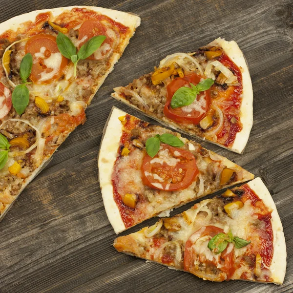 Verse Italiaanse pizza, bovenste weergave — Stockfoto