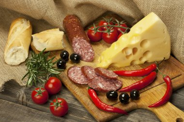 Salam ve Peynir tabağı ile sebze ve otlar