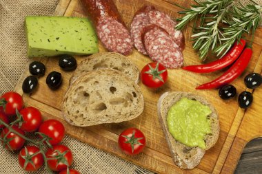 füme salam ve peynir kremalı ekmek