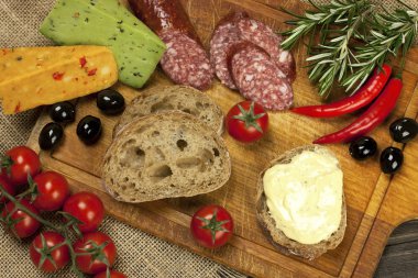 füme salam ve peynir kremalı ekmek