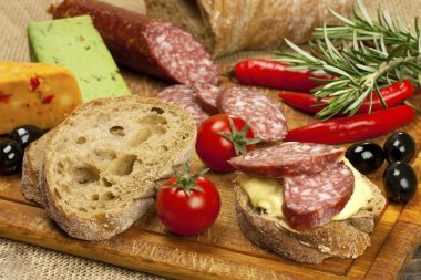 füme salam ve peynir kremalı ekmek