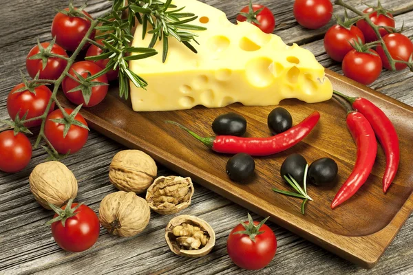 Sýr různé sortiment na dřevěné desce — Stock fotografie