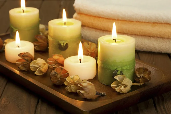 Velas de spa com flores secas — Fotografia de Stock