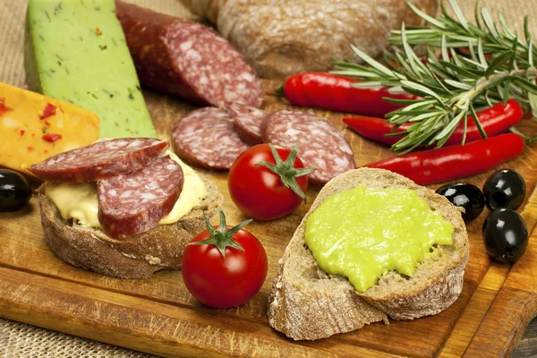 Brot mit geräucherter Salami und Käsecreme — Stockfoto
