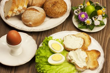 Tablo ayarı ile haşlanmış yumurta ve peynir krem ve Paskalya süsleri ile ekmek