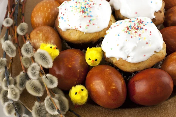 Påskägg och mumsiga muffins med grädde — Stockfoto