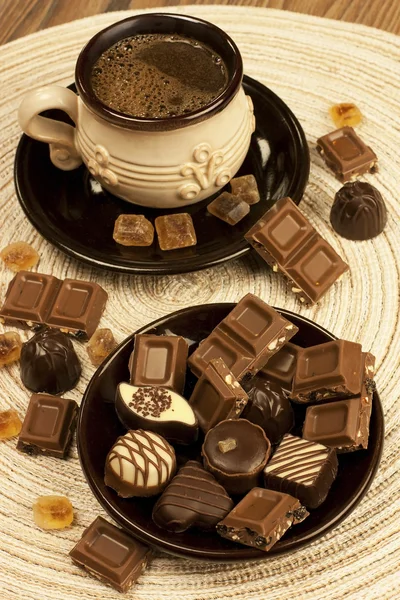 Sladký dezert: černá káva a čokoláda — Stock fotografie