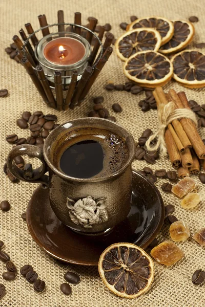 Filiżanka gorącej kawy i ziaren kawy — Zdjęcie stockowe