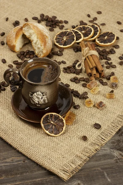 Tasse de café chaud et grains de café — Photo