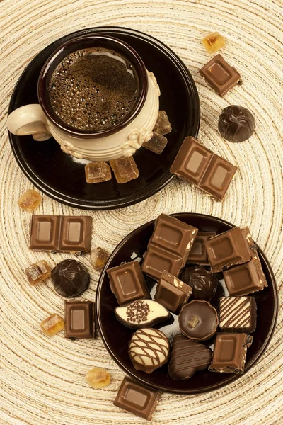 Postre dulce: café negro y chocolate — Foto de Stock