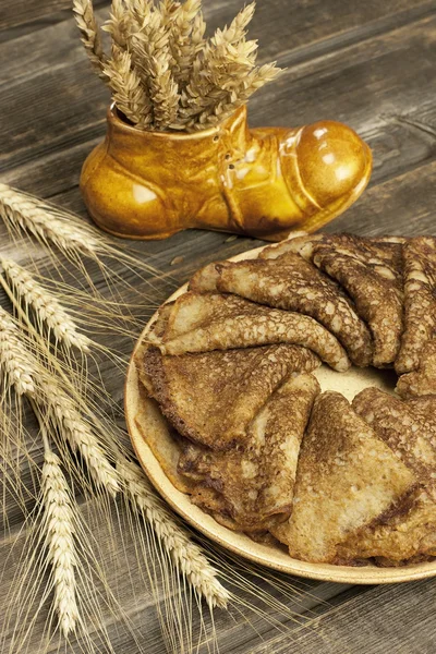 Tortitas rusas tradicionales en un plato — Foto de Stock