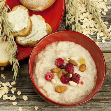 Ahududu ve üzüm bir kase yulaf lapası
