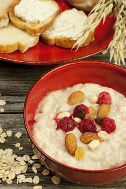 Ahududu ve üzüm bir kase yulaf lapası