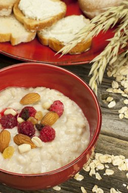 Ahududu ve üzüm bir kase yulaf lapası