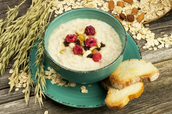 Ahududu ve üzüm bir kase yulaf lapası