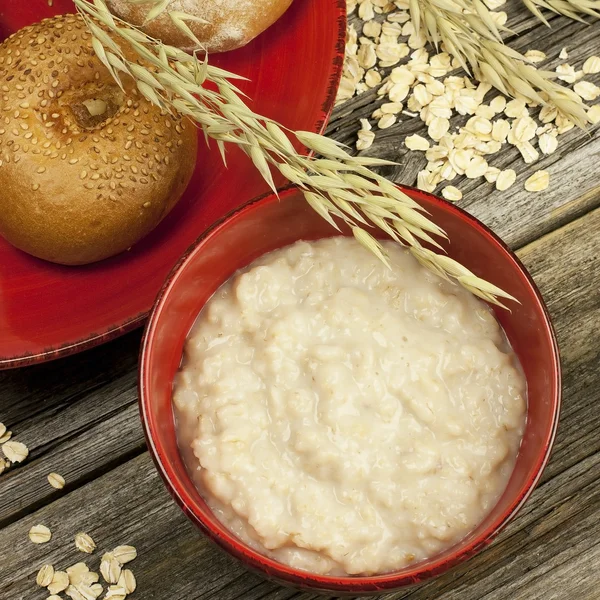 Bowl of oats porridge, healthy breakfast — Stock Photo, Image