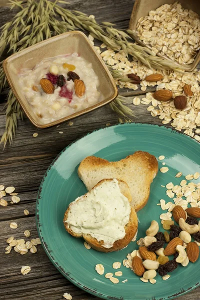 Bowl of oats porridge, healthy breakfast — Stock Photo, Image