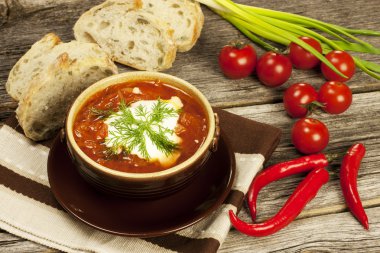 Seramik kase dereotu ile kırmızı pancar çorbası