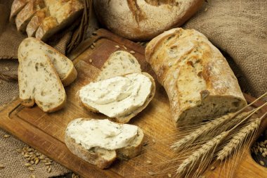 ahşap tahta üzerinde taze ekmek ve peynir krem