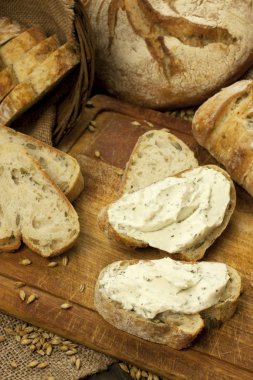 ahşap tahta üzerinde taze ekmek ve peynir krem