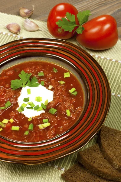 Zuppa di barbabietole con aglio e panna acida — Foto Stock