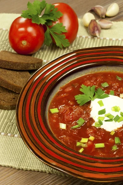 Zuppa di barbabietole con aglio e panna acida — Foto Stock