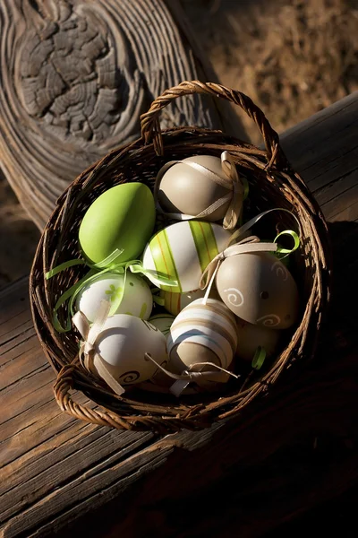 Œufs de Pâques dans un petit panier — Photo