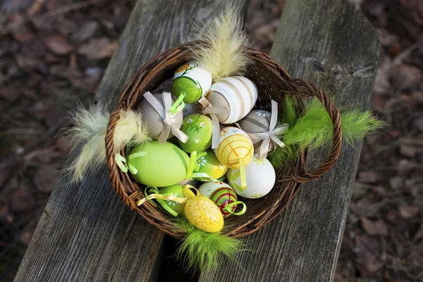Пасхальные яйца в маленькой корзине — стоковое фото